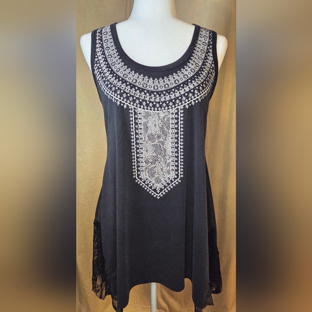 Vocal Rhinestone Medallion Lace Sharkbite Tunic Tank Top Grey Black Sm